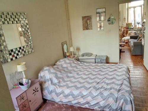 une chambre avec un lit et un salon dans l'établissement Vue sur mer, à Malo-les-Bains