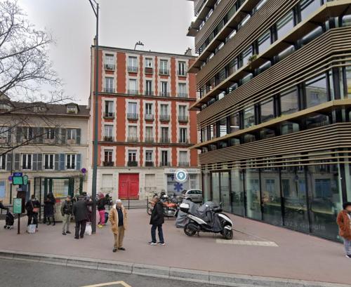 un groupe de personnes marchant dans une rue de la ville dans l'établissement Cosy Studio in Clichy, à Clichy