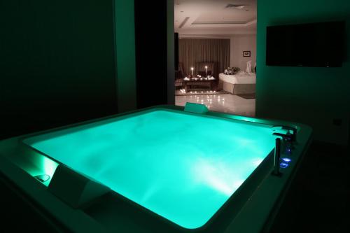 uma piscina numa sala de estar com um azul em Aswar Al Olaya Hotel Suites em Al Khobar