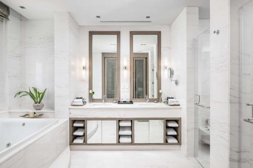 Phòng tắm tại Park Hyatt Jeddah - Marina, Club and Spa