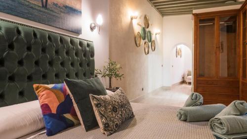 1 dormitorio con 1 cama con cabecero verde y almohadas en Luxury Los Olivos de San Ginés - Living Toledo, en Toledo