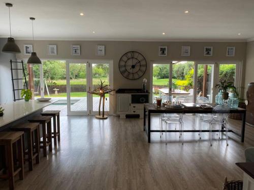 eine große Küche mit einer großen Uhr an der Wand in der Unterkunft Lovely Family Home in Pecanwood Golf Estate in Kosmos