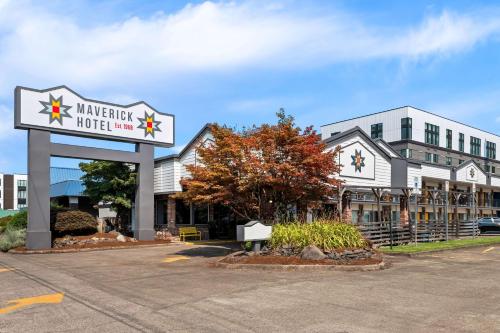 a building with a hotel sign in a parking lot at Maverick Hotel Eugene Near University, an Ascend Collection Hotel in Eugene