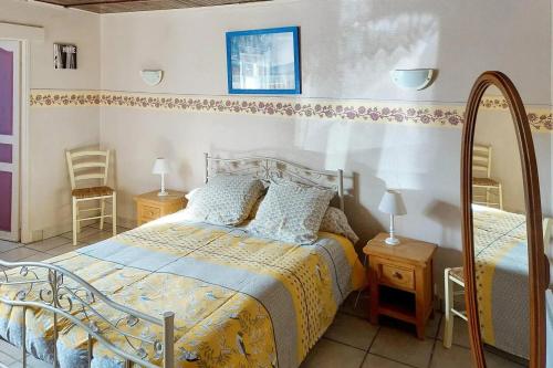 une chambre avec un lit et un miroir dans l'établissement Maison charmante proche de Longvilliers avec jardin, à Longvilliers