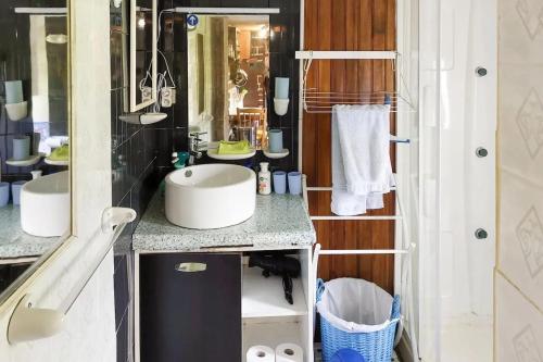 une salle de bain avec deux lavabos et un grand miroir dans l'établissement Maison charmante proche de Longvilliers avec jardin, à Longvilliers