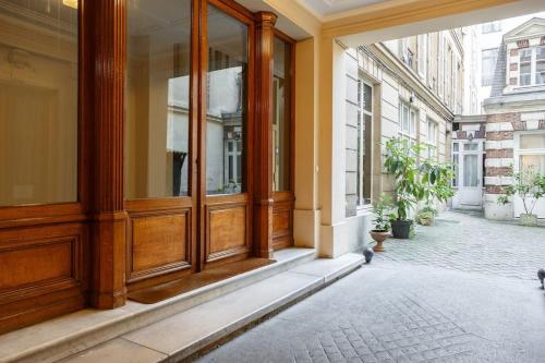 Renovated spacious Parisian apt near la Madeleine
