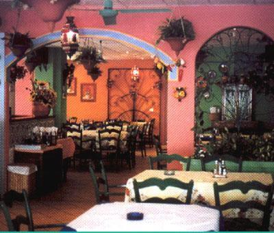 restauracja ze stołami i krzesłami oraz różowymi ścianami w obiekcie Hotel Garni Tosca w mieście Lido di Jesolo