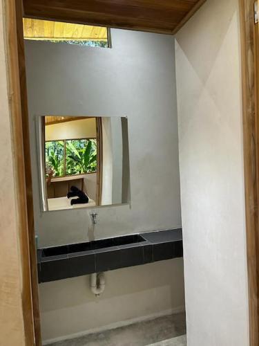 uno specchio sulla parete di un bagno con lavandino di Villa privada con Piscina a Santa Marta