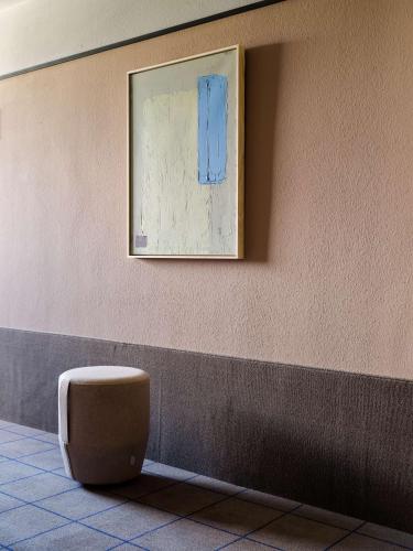 a toilet in a room with a picture on the wall at Flemings Hotel München-Schwabing in Munich