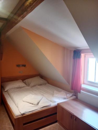 Postel nebo postele na pokoji v ubytování Penzion TOPAS
