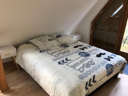 une chambre avec un lit avec une couette dessus dans l'établissement Studio de charme à Niederbronn-les-Bains, à Niederbronn-les-Bains