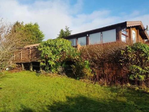 a house sitting on top of a lush green field at Gwel-y-Cwm - Valley View in Trawsfynydd