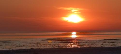 - un coucher de soleil sur la plage dans l'établissement L'ancre marine, à Berck-sur-Mer