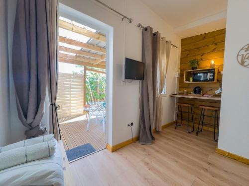 Kuchyň nebo kuchyňský kout v ubytování Évasion Nature Lodge - Nature & Sérénité - WiFi Netflix - Proche du Volcan - Cosy - Parking Gratuit