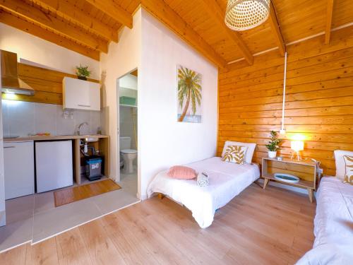 Kuchyň nebo kuchyňský kout v ubytování Évasion Nature Lodge - Nature & Sérénité - WiFi Netflix - Proche du Volcan - Cosy - Parking Gratuit