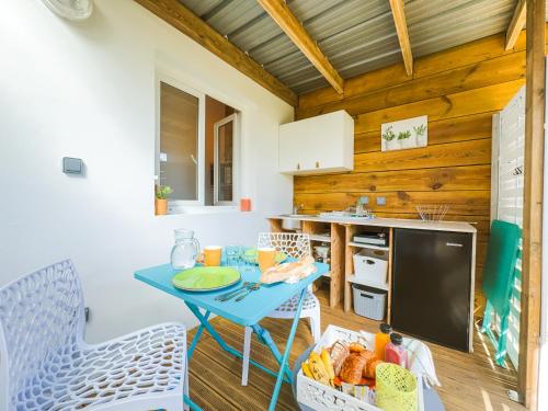 Kuchyň nebo kuchyňský kout v ubytování Évasion Nature Lodge - Nature & Sérénité - WiFi Netflix - Proche du Volcan - Cosy - Parking Gratuit