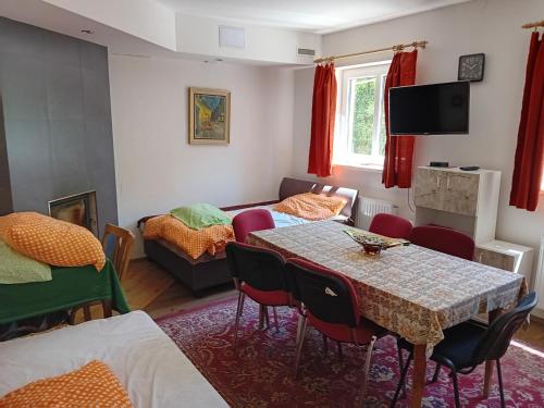 ein Zimmer mit Tisch und Stühlen und ein Schlafzimmer in der Unterkunft Podhradí Mitrov in Saar