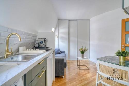 une cuisine avec un évier et un comptoir dans l'établissement Le Mignon - Proche Haussman - 289B, à Paris