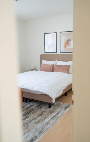 a bedroom with a bed with white sheets and pillows at NH 7 Interlaken-Luzern I Lake I Mountain I connect in Sachseln