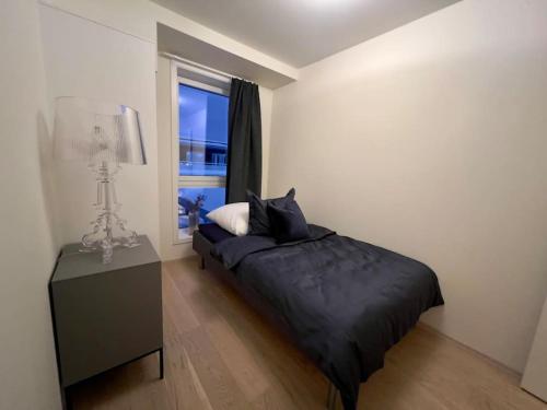 Postel nebo postele na pokoji v ubytování Sentral penthouse leilighet i Tromsø