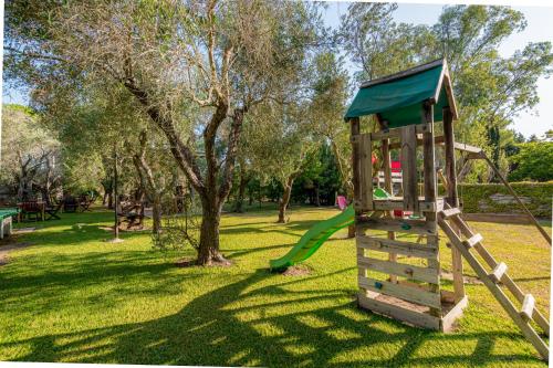 Zona de juegos infantil en Bio Agriturismo Salos