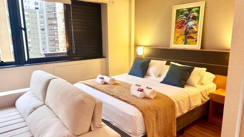 a bedroom with a bed with two stuffed animals on it at 601 - Rentaqui Apartamento Jardins Transamerica 2 Quartos in Sao Paulo