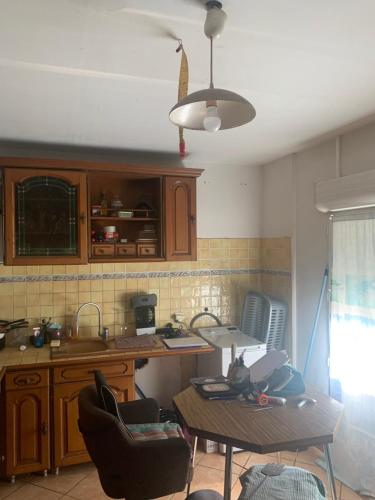 une cuisine avec une table et des chaises dans une pièce dans l'établissement Loft, à Bezannes
