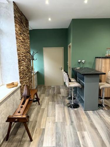 une salle avec un salon doté d'un comptoir et de chaises dans l'établissement Au petit nid de Seebach, à Seebach