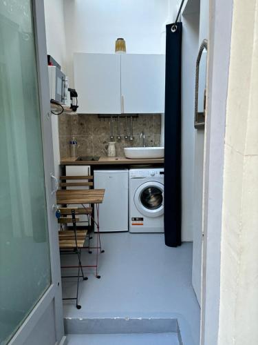une petite cuisine avec une machine à laver et un évier dans l'établissement LOFT studio in zenithal light, à Paris