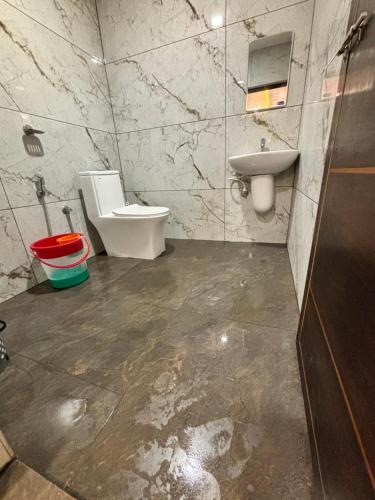 a bathroom with a toilet and a sink at Mountainmist Holidays in Ramakkalmedu