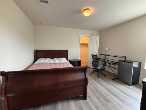 Ein Bett oder Betten in einem Zimmer der Unterkunft Queen Bed Room With Bath 20 Mins To Tesla