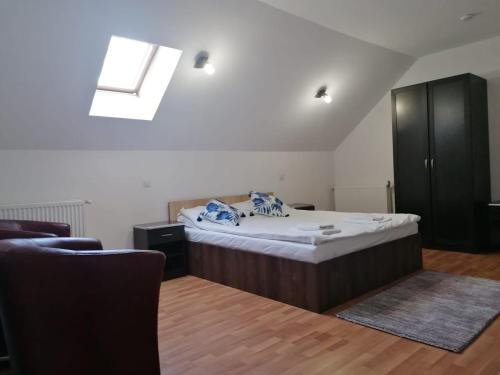 Un dormitorio con una cama y un armario negro. en Pensiunea Gil, en Predeal