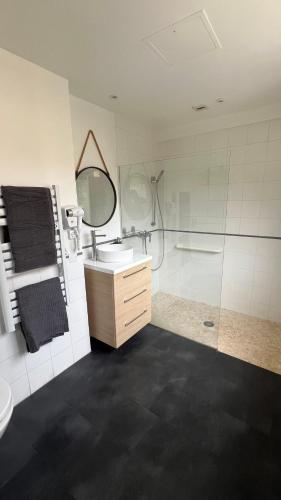 une salle de bain avec un lavabo et une douche dans l'établissement Beau studio au cœur de Beaulieu-sur-mer, à Beaulieu-sur-Mer