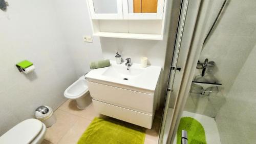 a bathroom with a sink and a shower and a toilet at Residence La Perla in El Médano