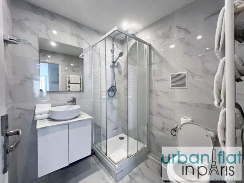 une salle de bain avec douche et lavabo dans l'établissement Urban Flat 17 - Pretty 3 Bedroom Flat in Paris, à Paris