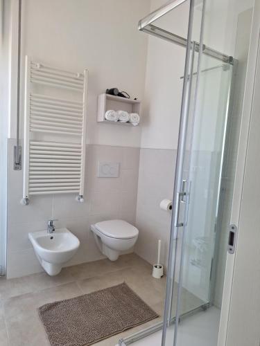 a bathroom with a toilet and a glass shower at Re Lear Expo in Verona
