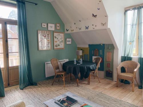 une salle à manger avec une table et des chaises dans l'établissement Ze GOOD HOUSE Manoir Percheron jusqu'à 26 pers, à Ceton