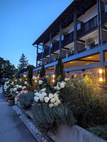 a building with a bunch of flowers in front of it at Bauer Hotel und Restaurant in Feldkirchen