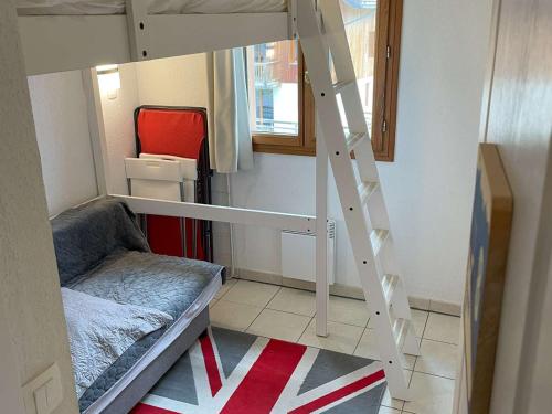 Cette petite chambre dispose de lits superposés et d'une échelle. dans l'établissement Appartement Les Orres 6 pers avec piscine et animaux admis - FR-1-322-452, aux Orres