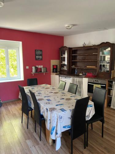 une cuisine et une salle à manger avec une table et des chaises dans l'établissement Maison de Village Andance, à Andance
