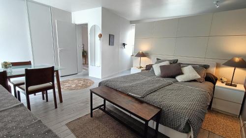 Un dormitorio con una cama y un comedor. en Maison de la cité des 3 vallées, en Saint-Brieuc