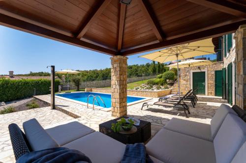 Πισίνα στο ή κοντά στο Cheerful sea view villa Franka in a quiet location