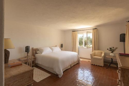 Postel nebo postele na pokoji v ubytování Romazzino, A Belmond Hotel, Costa Smeralda