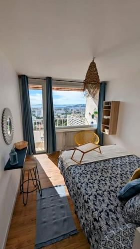 une chambre avec un lit et une grande fenêtre dans l'établissement Ideal Sea View, Near Calanques &Vélodrome -Parking, à Marseille