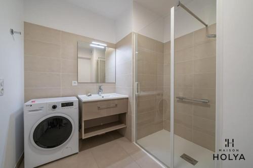 La salle de bains est pourvue d'un lave-linge et d'une douche. dans l'établissement À Avignon - Le Reposant - 373B, à Avignon