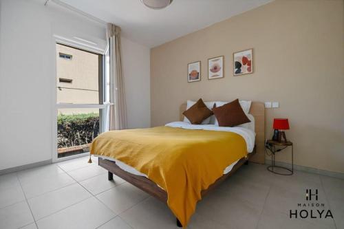 - une chambre avec un lit doté d'une couverture jaune et d'une fenêtre dans l'établissement À Avignon - Le Reposant - 373B, à Avignon