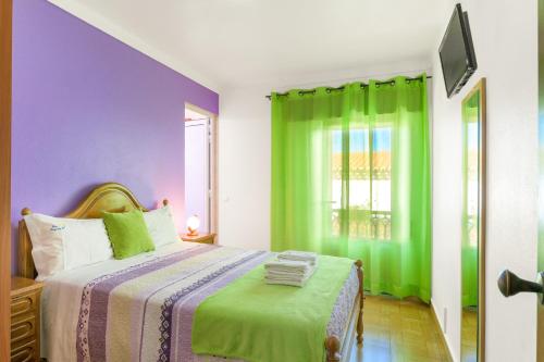 Ένα ή περισσότερα κρεβάτια σε δωμάτιο στο Quartos Malveiro