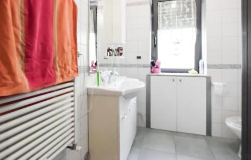 Ένα μπάνιο στο 3 Bedroom Awesome Home In Villa Celiera