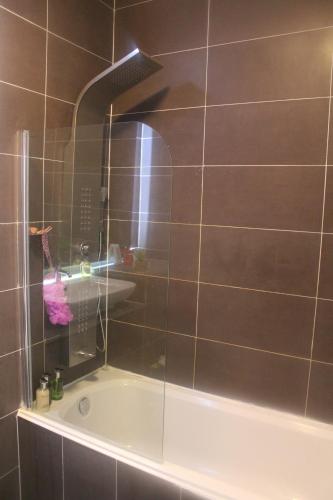 a bathroom with a tub and a mirror at Flat 404 One bedroom apartment in Birmingham