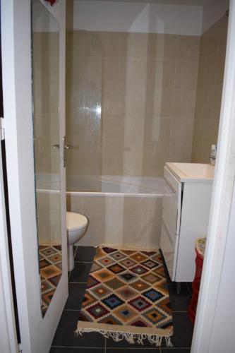 une salle de bain avec une baignoire, des toilettes et un lavabo dans l'établissement La fourmi de Montmartre, à Paris